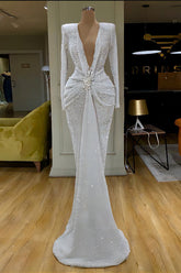 Weißes Abendkleid mit tiefem Ausschnitt und langen Ärmeln